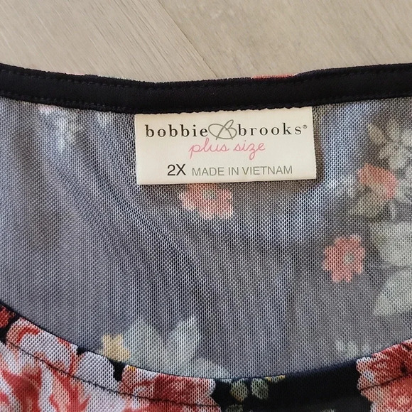 🛍Bobby Brooks Plus Size Sleeveless Top All Over Floral Print Size 2X - Picture 2 of 4